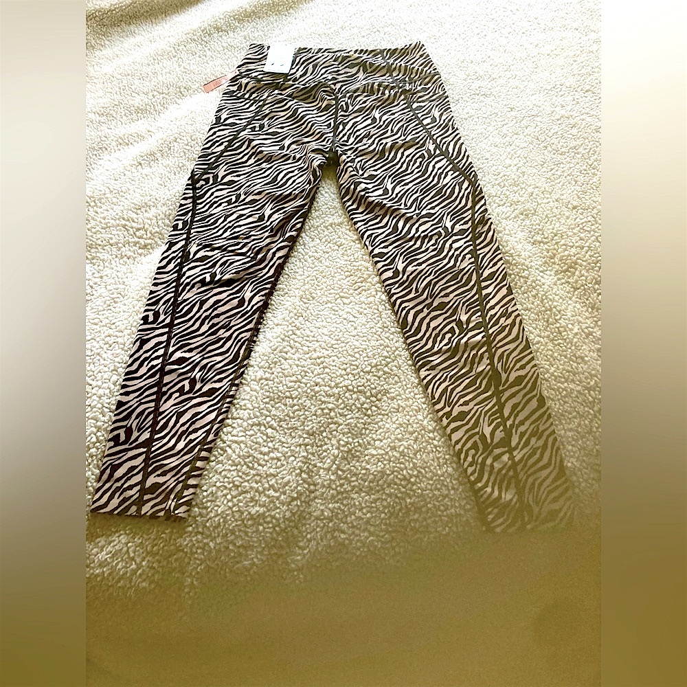 🌼 NWT Victoria Secret Leopard Performance 7/8 Tights. Size Medium.